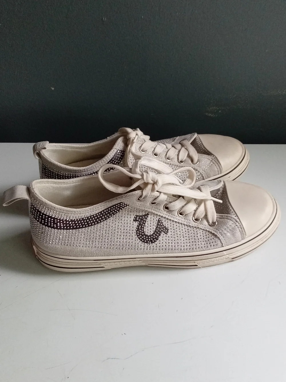 True Religion Rhinestone Embellished Low Top Sneaker Cream Horseshoe Logo Mens 9
